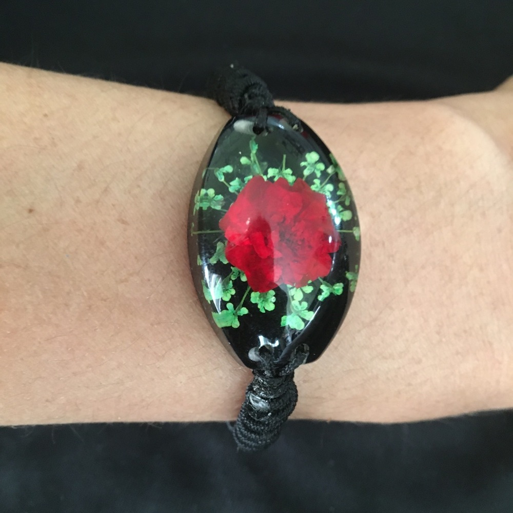 Beautiful flower bracelet 😍